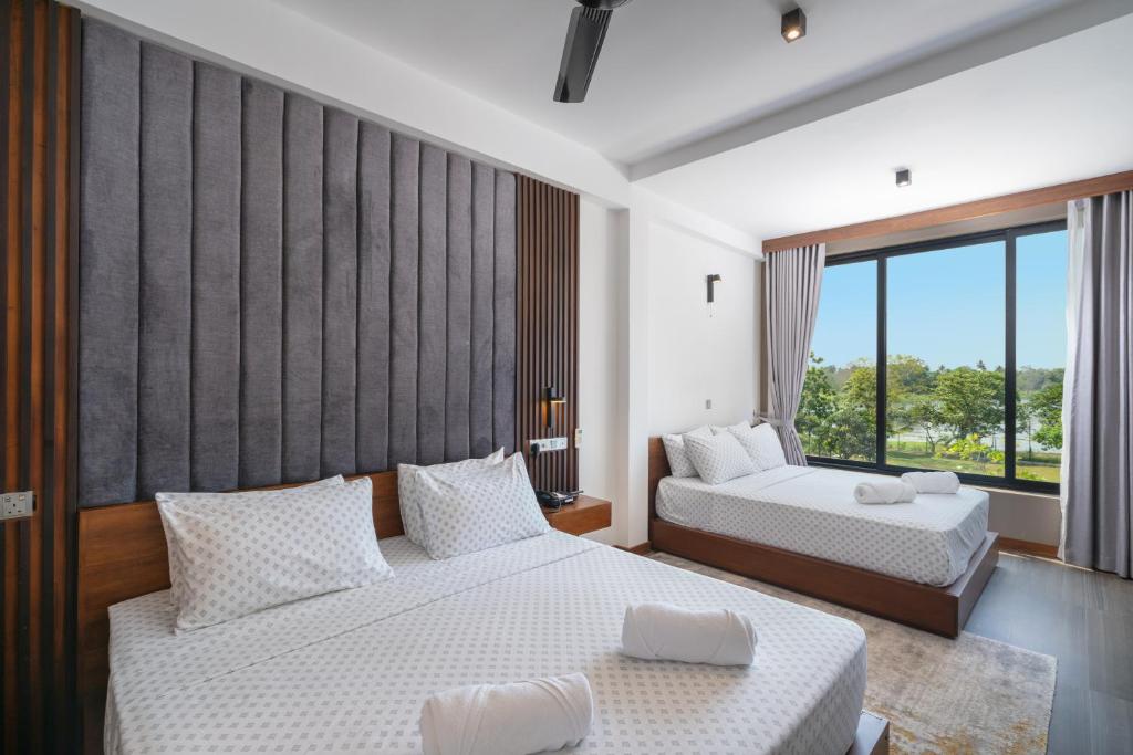 Postel nebo postele na pokoji v ubytování Thimbiri Wewa Resort Wilpattu