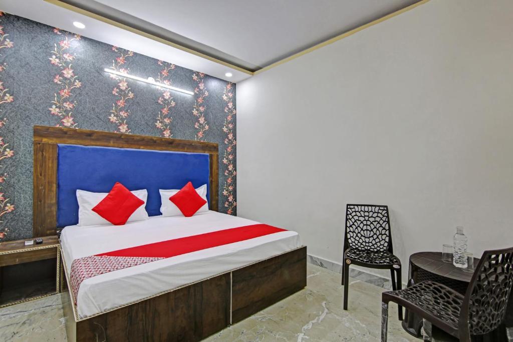Un ou plusieurs lits dans un hébergement de l'établissement OYO Flagship 81481 Hotel Dev Inn