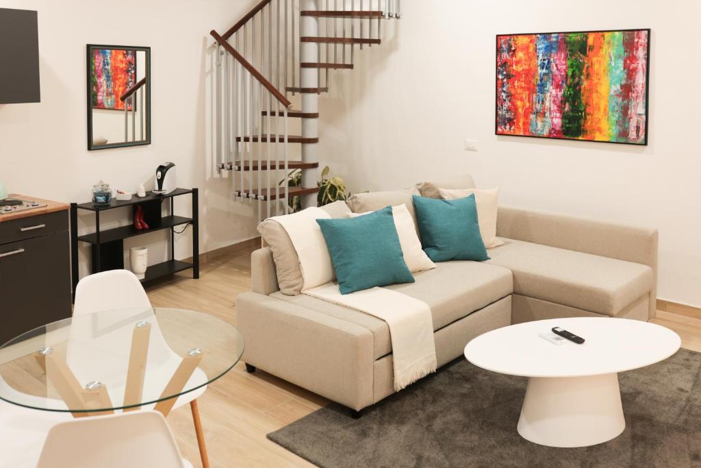 una sala de estar con un sofá y una mesa en Sorelle Costa apartments, en Caserta