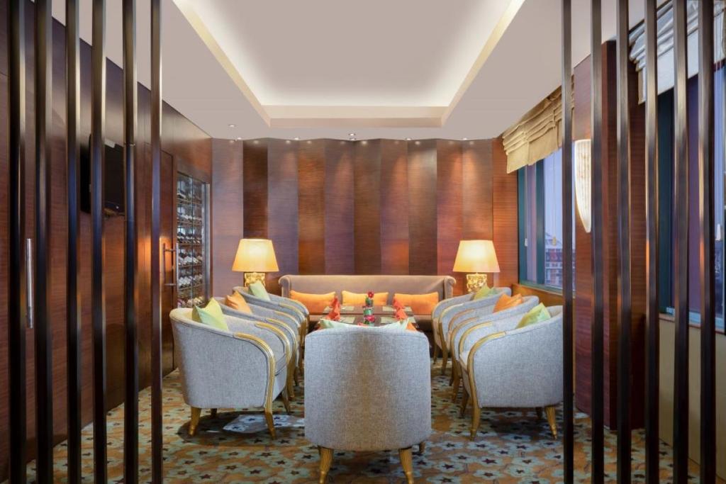 Posezení v ubytování Hotel Ciputra Semarang managed by Swiss-Belhotel International