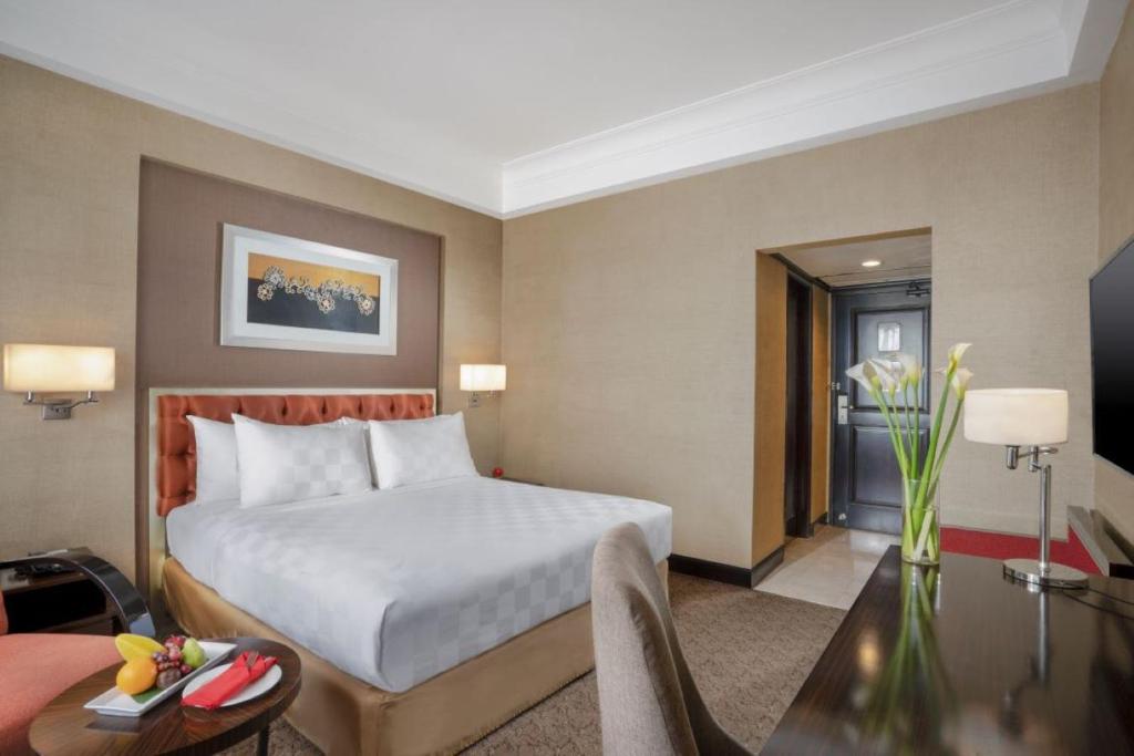 Postel nebo postele na pokoji v ubytování Hotel Ciputra Semarang managed by Swiss-Belhotel International