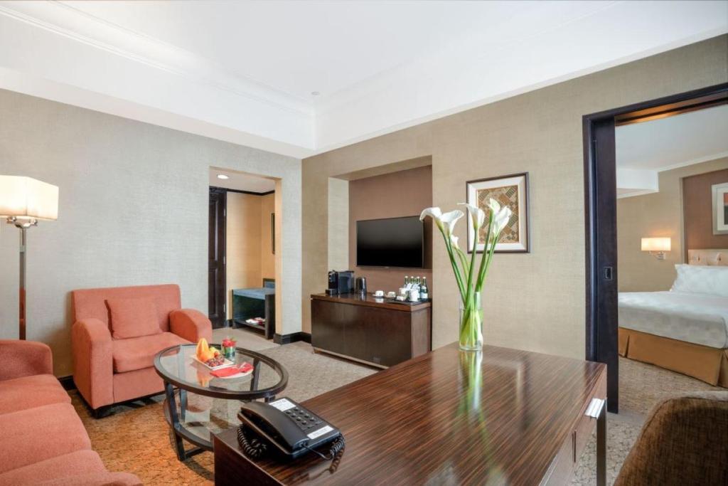 TV a/nebo společenská místnost v ubytování Hotel Ciputra Semarang managed by Swiss-Belhotel International