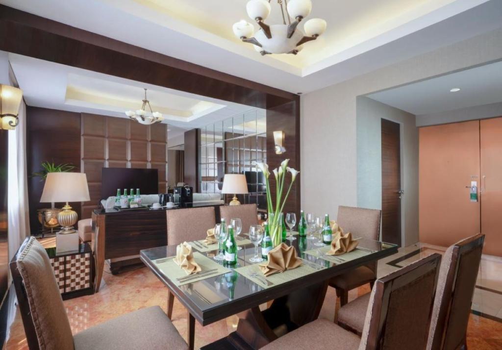 Posezení v ubytování Hotel Ciputra Semarang managed by Swiss-Belhotel International