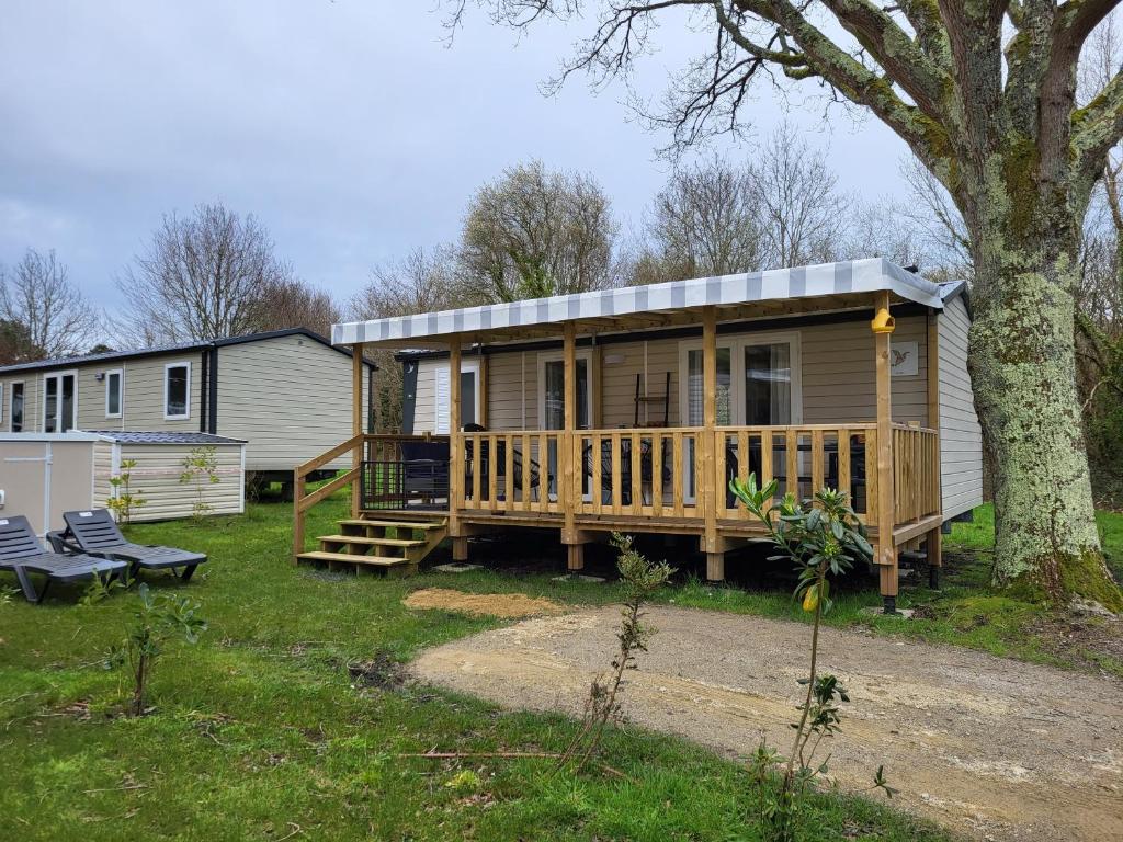 ピリアック・シュル・メールにあるVacances en Mobil home à Piriac sur merの大きなデッキを備えた大型モジュラー住宅