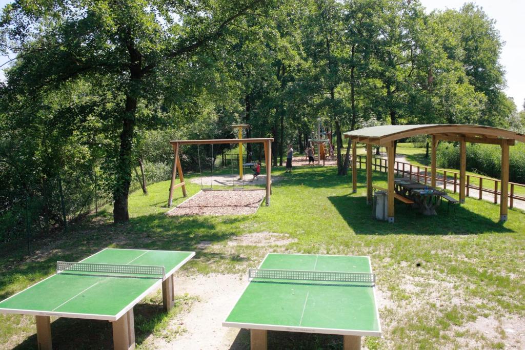 Stolní tenis v ubytování Camping Residence & Lodge Orchidea nebo okolí