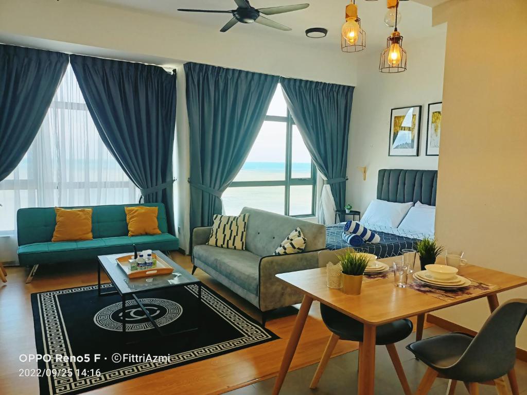 een woonkamer met een bank en een tafel bij FR Studio Seaview Imperium Residence in Kuantan