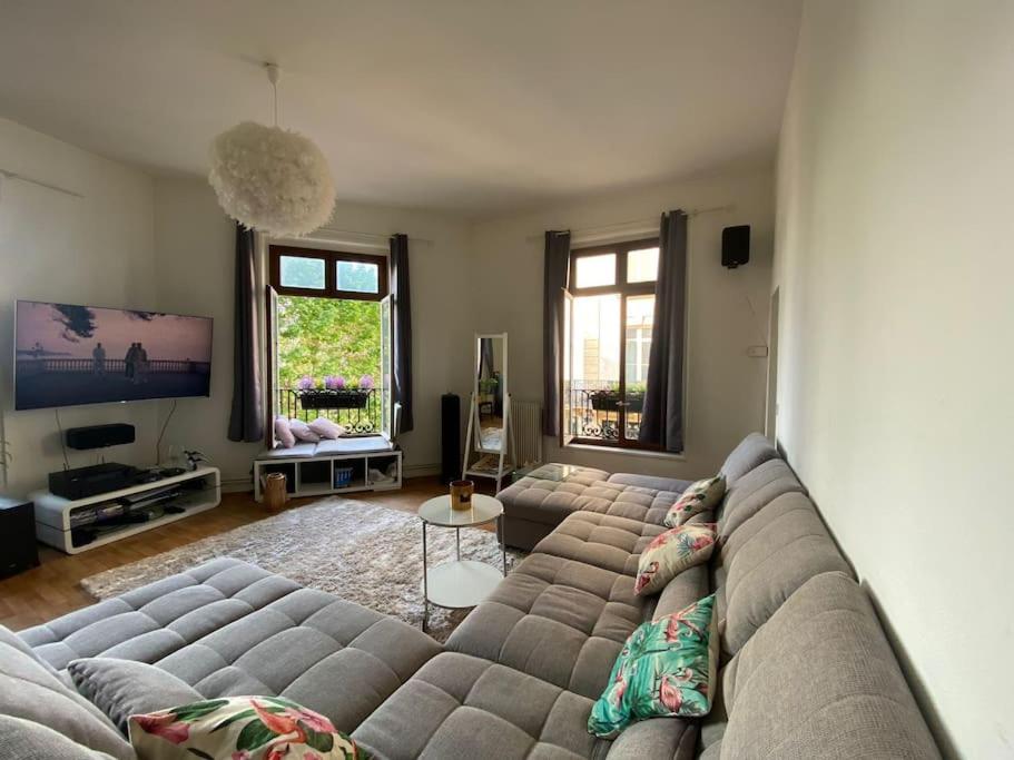 un salon avec un canapé et une télévision à écran plat dans l'établissement The Maiden's, à Rouen