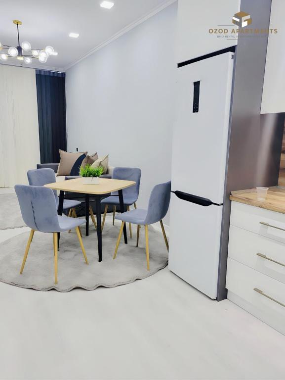 - une cuisine et une salle à manger avec une table et des chaises dans l'établissement Comfortable 2-roomed apartment Ozod Apartments, à Samarcande