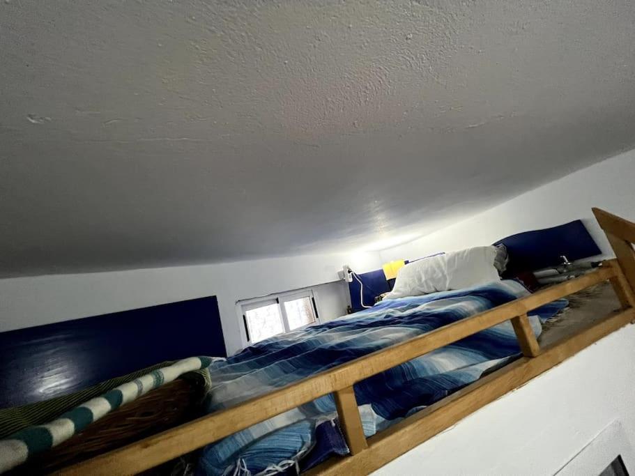 1 dormitorio con 1 litera en una habitación en Perla Azul, en Chefchaouen