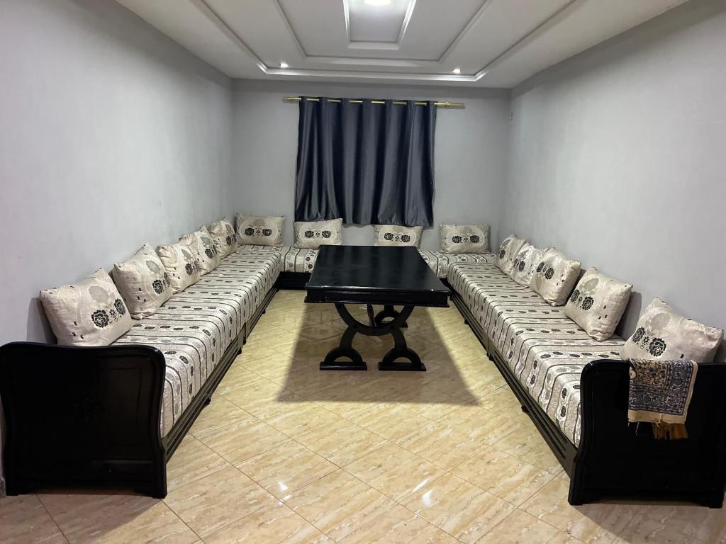 ein Wartezimmer mit Sofas und einem Tisch darin in der Unterkunft Appartement 6 meublée 2 étage in Oujda