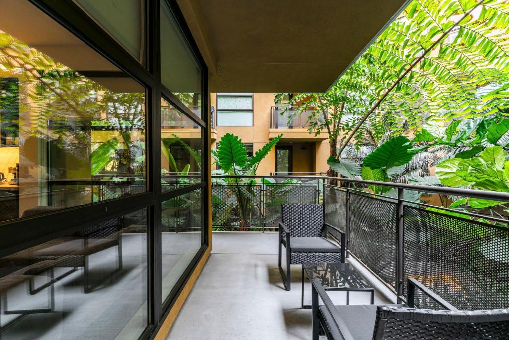 un balcone con sedie e piante in un edificio di 2BR Hollywood Modern Luxury Condo a Los Angeles