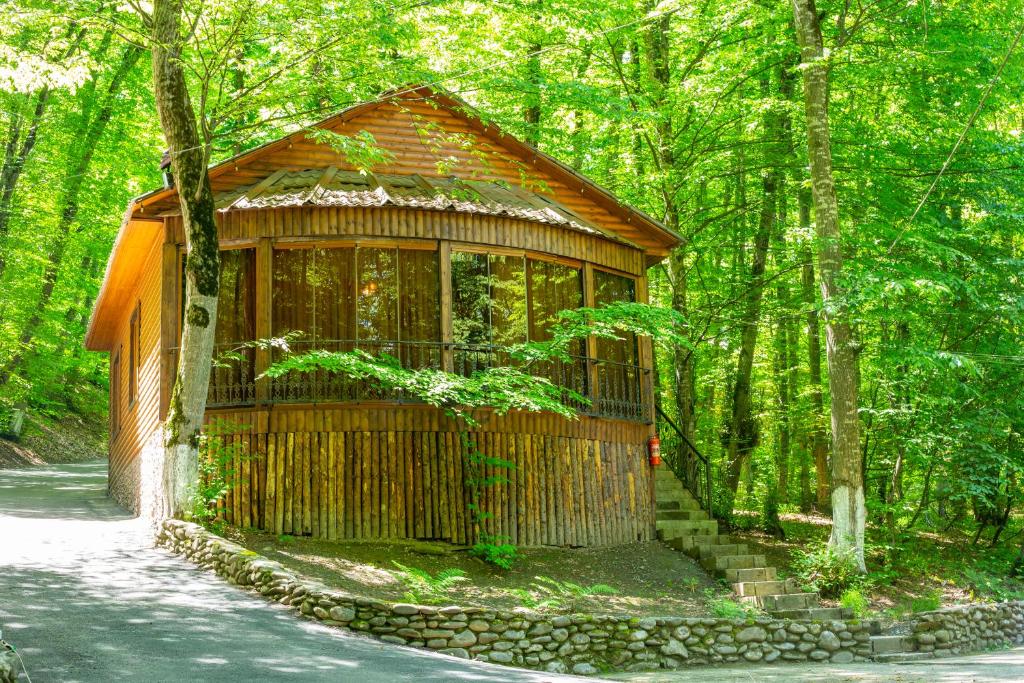 ein kleines Gebäude inmitten eines Waldes in der Unterkunft Aynur Resort in Quba