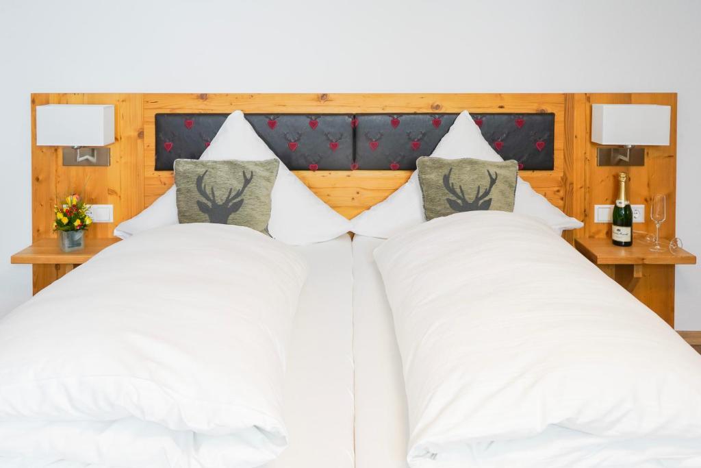 een slaapkamer met twee witte kussens op een bed bij Gasthof Zur Seku in Neunkirchen am Brand