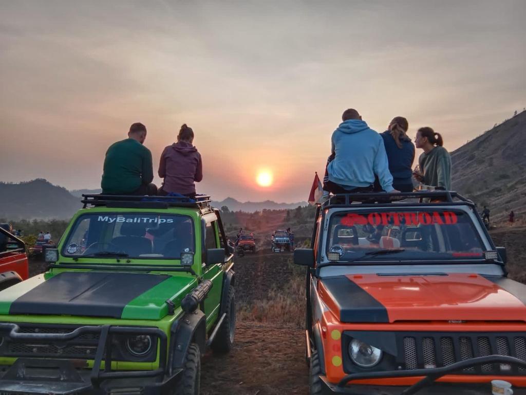 金塔馬尼的住宿－jeep tour bali，一群坐在吉普车顶上的人