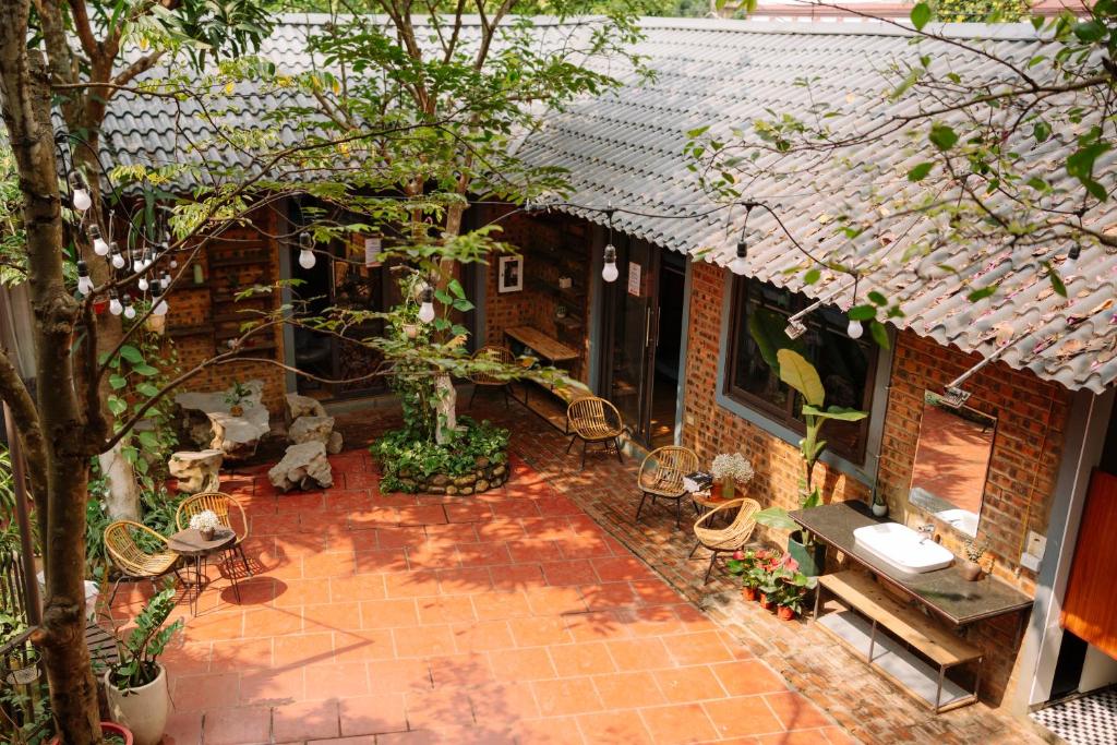 ニンビンにあるWafami Hostel Ninh Binhのパティオ(椅子、テーブル付)のオーバーヘッドビュー