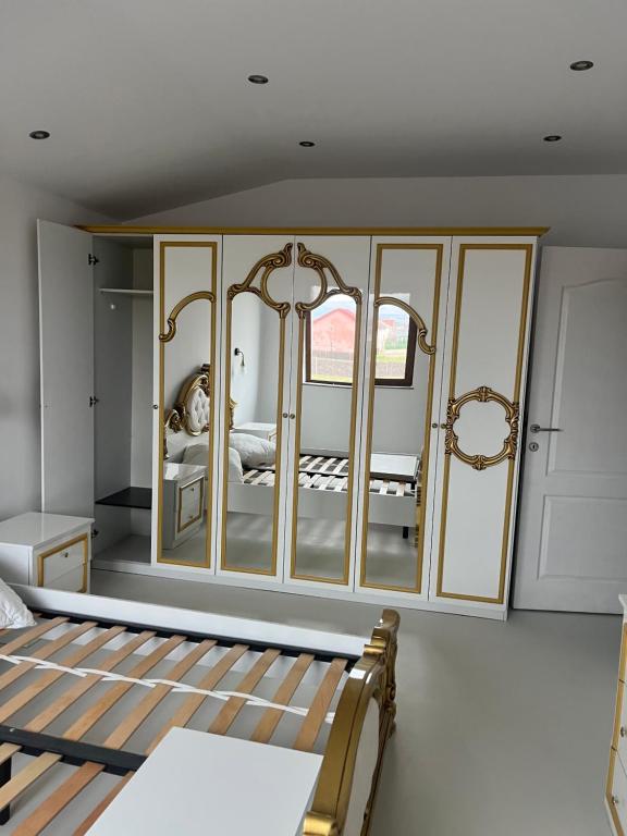 una camera con letto e specchio di Casa duplex a Alba Iulia
