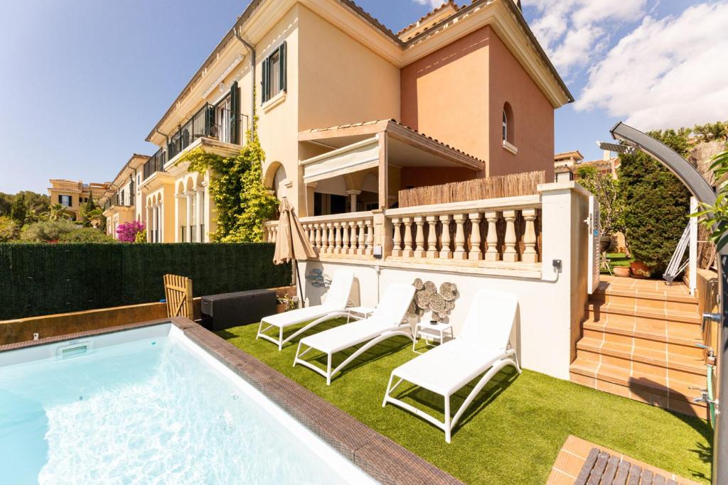 een villa met een zwembad en een huis bij Cozy Mallorca! in Palma de Mallorca