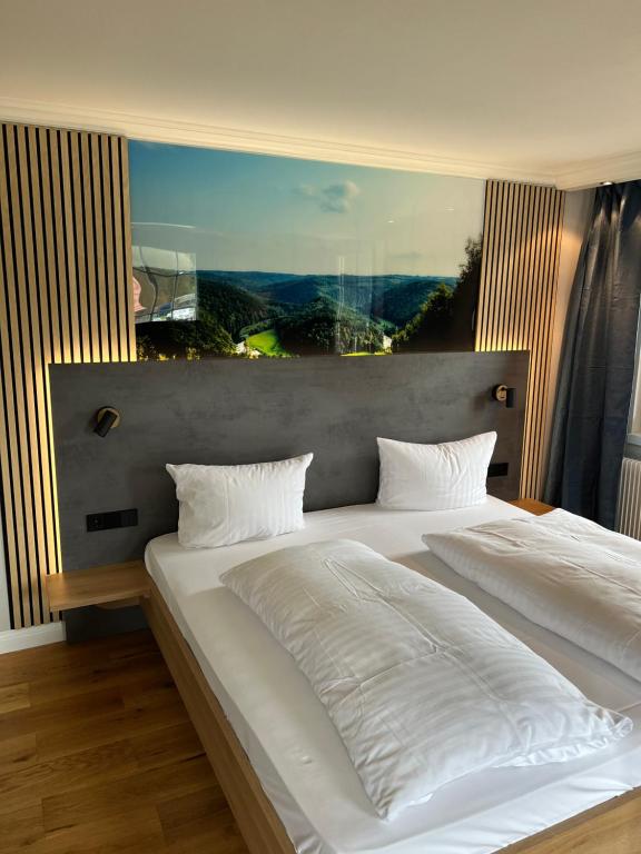 Postel nebo postele na pokoji v ubytování Hotel Lamm Baiersbronn Mitteltal
