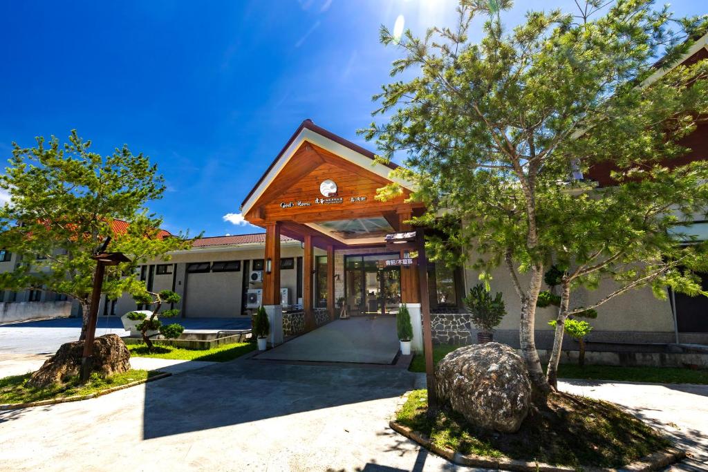 a building with a tree in front of it at Hoya Spa Hotel in Ruisui