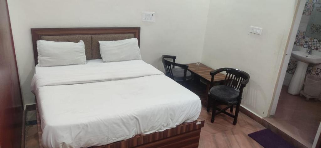 En eller flere senger på et rom på Hotel Kedar Ganga
