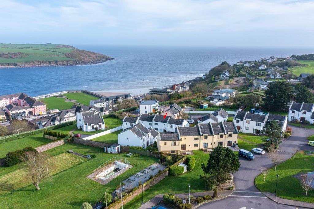 una vista aérea de una ciudad junto al océano en Happy Sandy Feet - Modern, Cozy & Warm Holiday Home with Lovely Sea Views in Youghal`s Heart - Top-Notch Electric Heaters - Long Term Price Cuts, en Youghal