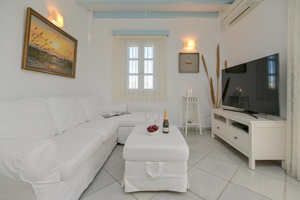 TV a/nebo společenská místnost v ubytování Naxos Affinity Villas