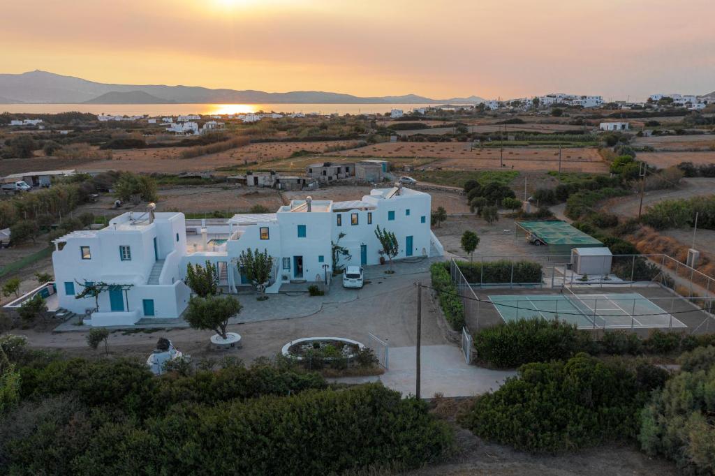 uma vista aérea de uma casa com um campo de ténis em Naxos Affinity Villas em Maragkas