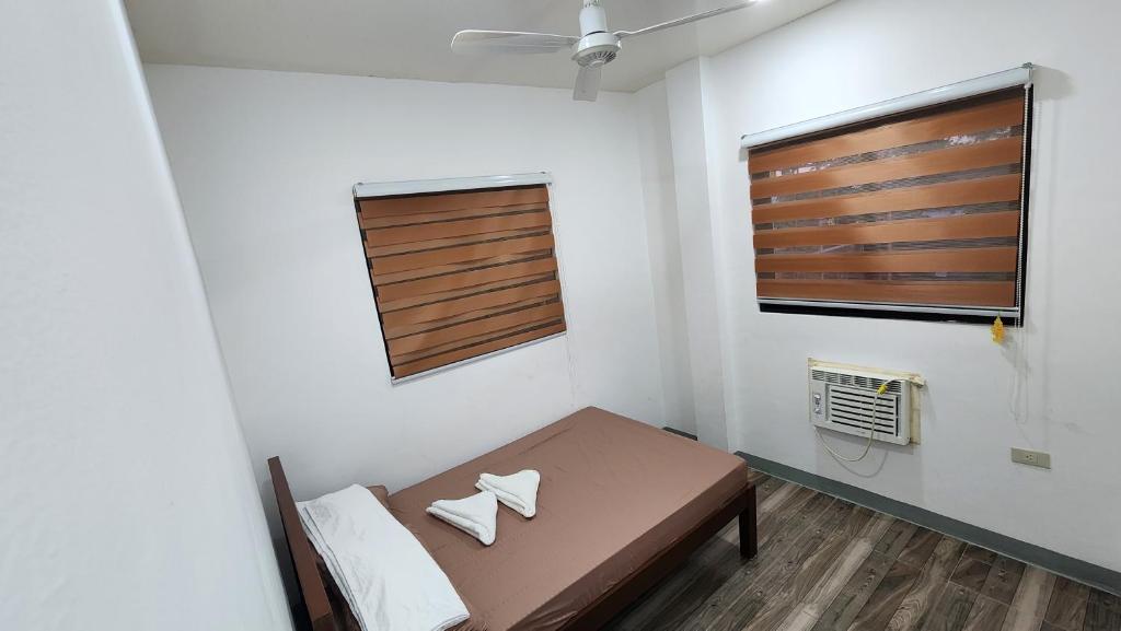 Kleines Zimmer mit einem Bett und einem Fenster in der Unterkunft DJK Guest House in Pooc