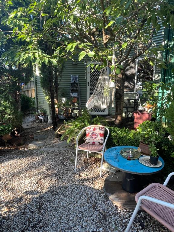 莫威爾的住宿－Enchanted Retreat，一个带桌椅和树的庭院