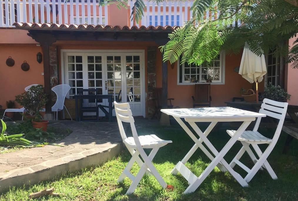 a table and chairs in front of a house at Vivienda vacacional el grillo feliz in Tegueste