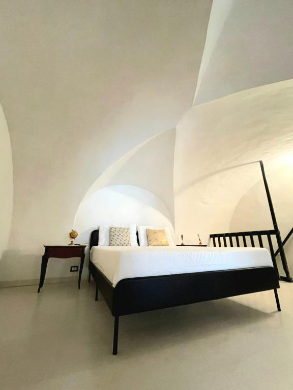 een slaapkamer met een bed en een tafel in een kamer bij May's Apartment in Catania