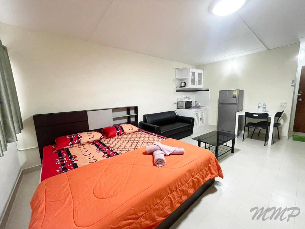 sypialnia z łóżkiem z wypchanym zwierzakiem w obiekcie Popular The best muangthongthani 日常房间公寓 w mieście Ban Bang Phang