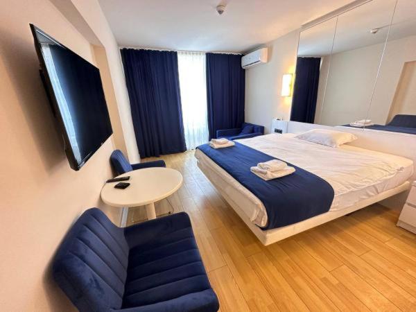 um quarto com uma cama, uma mesa e cadeiras em Seturan Apartment em Seturan