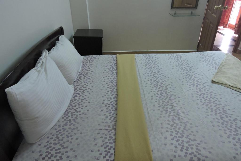 Postel nebo postele na pokoji v ubytování Roshini Serviced Apartments