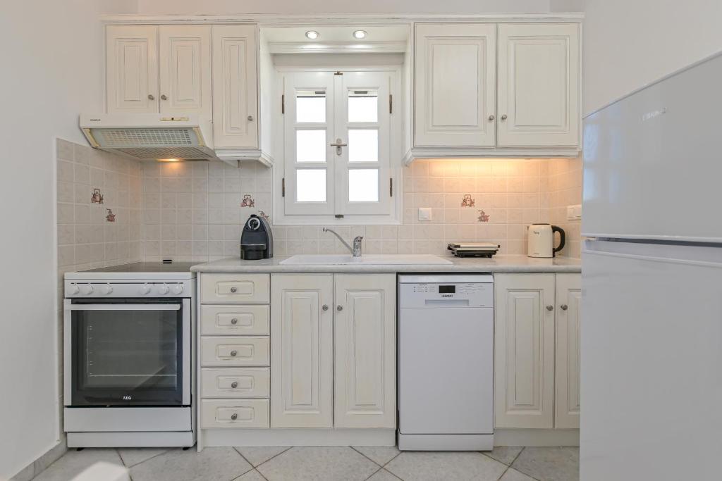 Kuchyň nebo kuchyňský kout v ubytování Naxos Affinity Villas