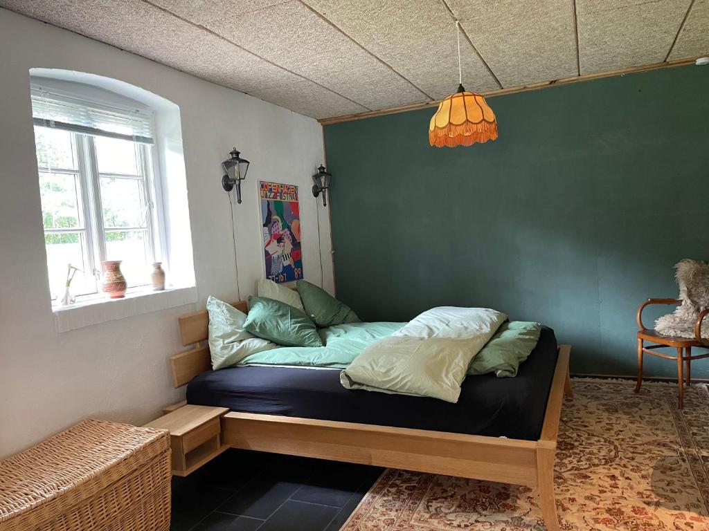 Postel nebo postele na pokoji v ubytování Mormors Stue - Grethelund