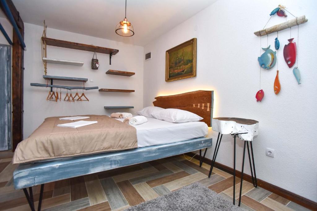 een slaapkamer met een bed in een kamer bij Guest House Amfora in Budva