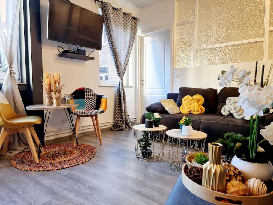 Μια τηλεόραση ή/και κέντρο ψυχαγωγίας στο Appartement très proche médiacité - centre ville