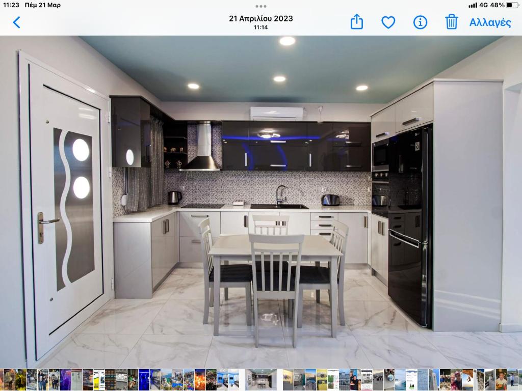 Kuchyň nebo kuchyňský kout v ubytování Theofilos apartment
