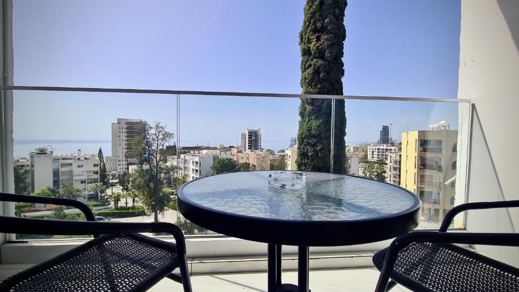 een tafel op een balkon met uitzicht op de stad bij 351 Turquoise Oasis in Limassol