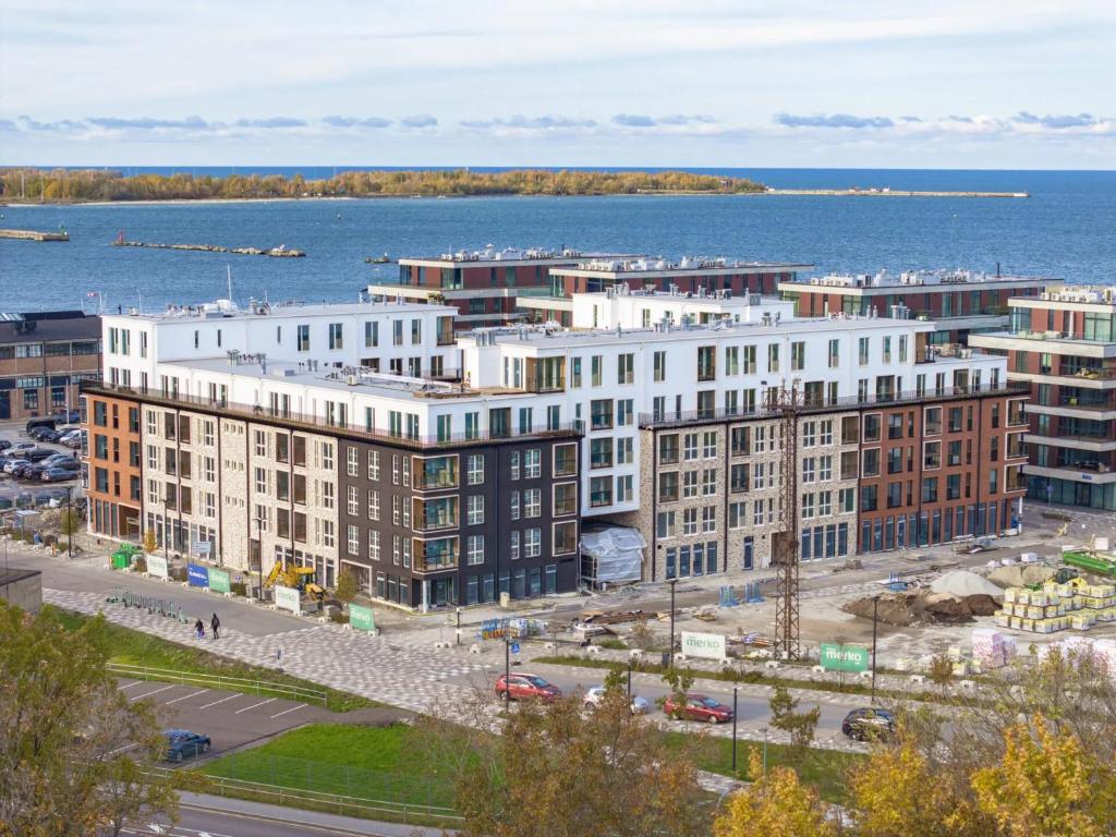 ToompeaにあるPremium Noblessner Seaside Apartment, free parkingの水辺にある大きな白い建物の航空写真