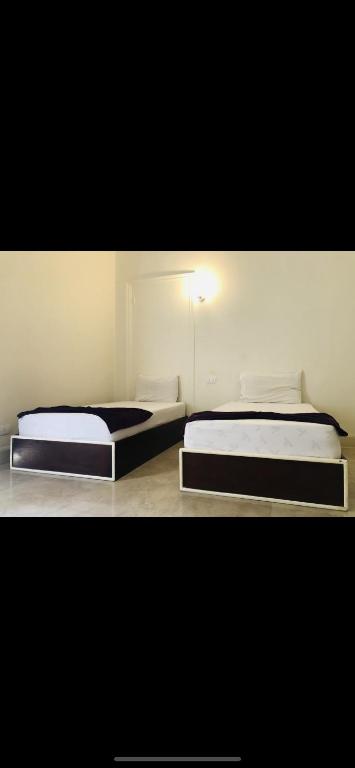 2 Betten in einem Zimmer mit 2 in der Unterkunft Oh ! Cairo Hostel in Kairo