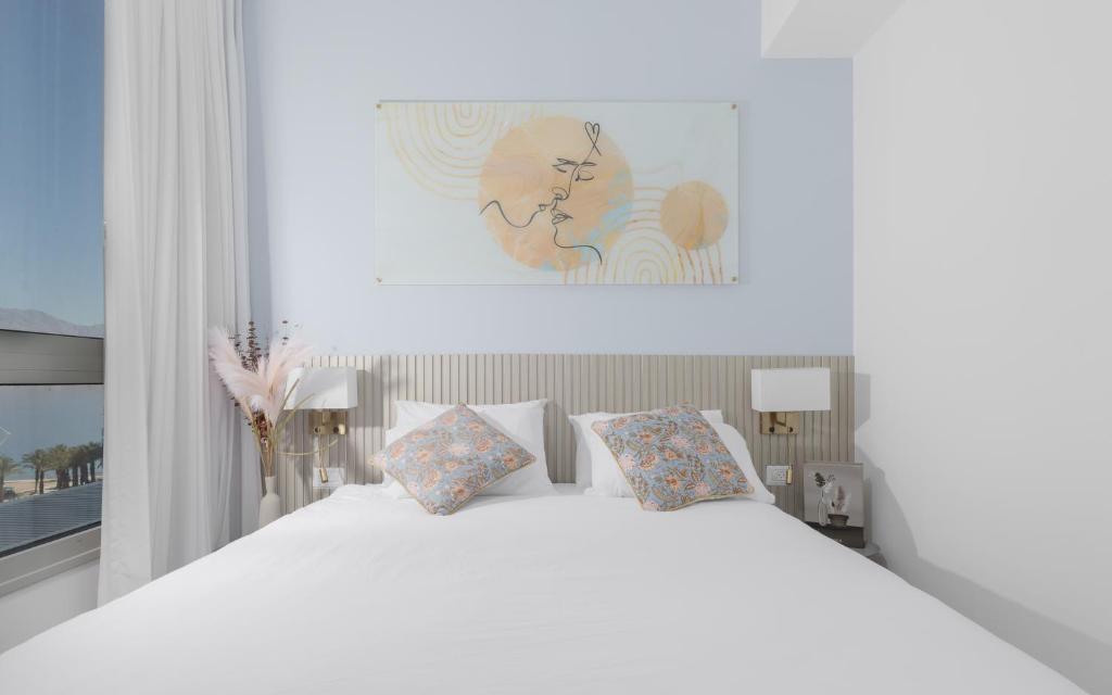 Ein Bett oder Betten in einem Zimmer der Unterkunft Nathan&#39;s Suites On The Beach