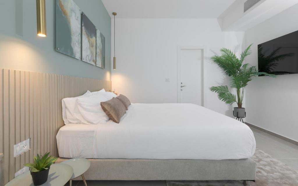 Ein Bett oder Betten in einem Zimmer der Unterkunft Nathan&#39;s Suites On The Beach