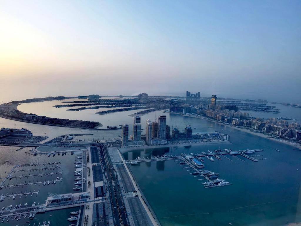 een luchtzicht op een haven met boten in het water bij Luxury stay in Marina in Dubai