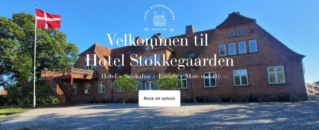 een gebouw met een bord ervoor bij Hotel Stokkegaarden's BnB & Apartments in Stokkemarke