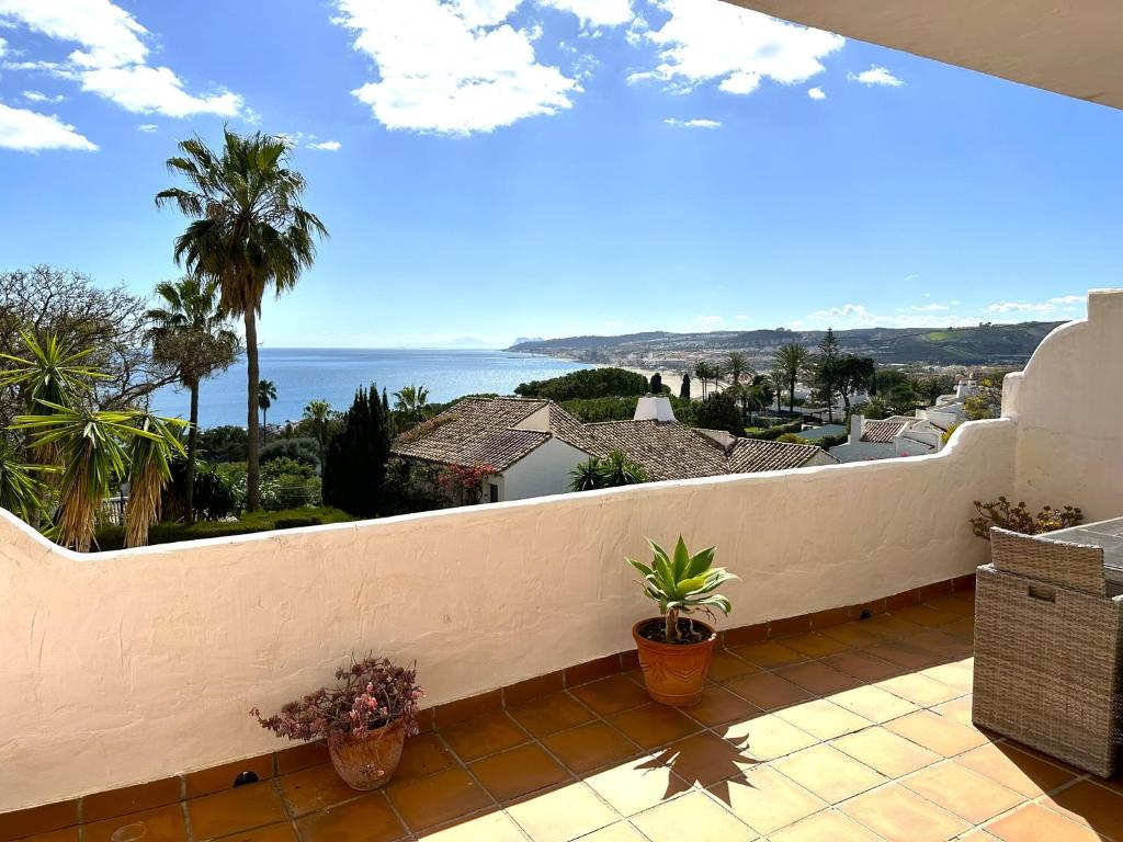 un balcón con vista al mar en Penthouse TERRAZAS DE LA BAHIA, en Bahía de Casares