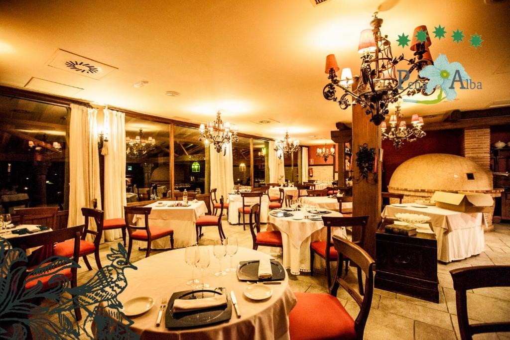 Restaurace v ubytování Hotel Rural Peña Del Alba