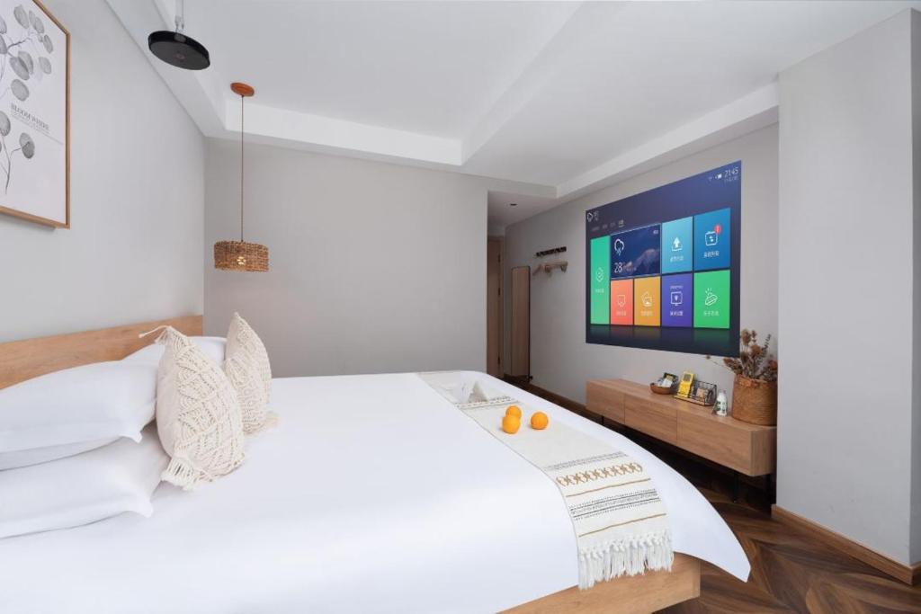 Postel nebo postele na pokoji v ubytování Yiwu Holly Hotel