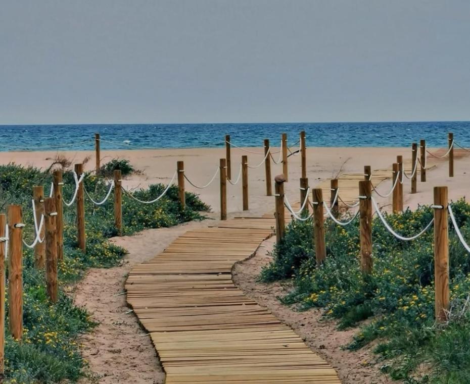 a wooden path to the beach with rope at UIM Mediterraneo Estudio PB San Jose Wifi in Puerto de Sagunto